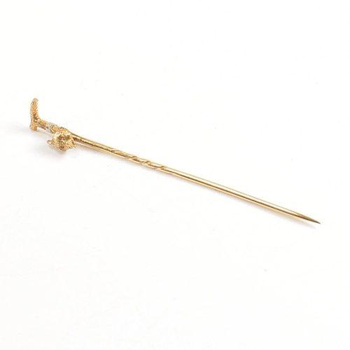 42 - An 18ct gold riding interest tie pin. The novelty pin in the form of a riding crop with a foxes head... 