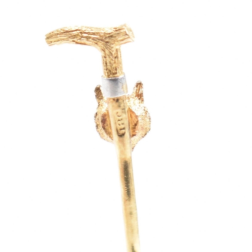 42 - An 18ct gold riding interest tie pin. The novelty pin in the form of a riding crop with a foxes head... 