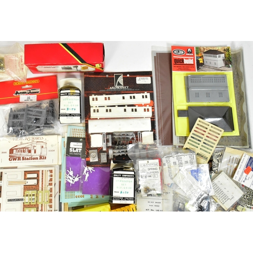 120 - Model Railway - a large collection of assorted OO gauge model railway trainset locomotive parts for ... 