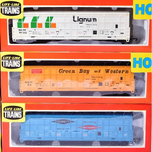 121 - Model Railway - a collection of x11 Life-Like Trains OO gauge model railway trainset rolling stock, ... 