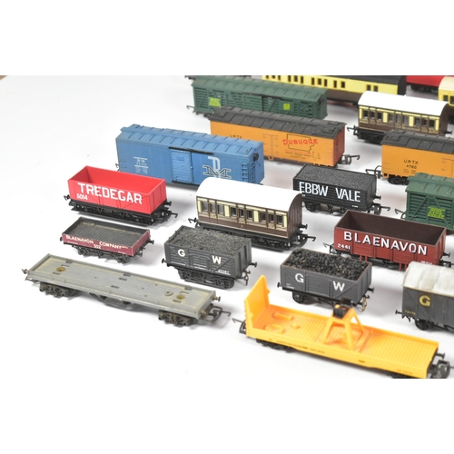 148 - Model Railway - a collection of assorted OO gauge model railway trainset locomotive rolling stock wa... 