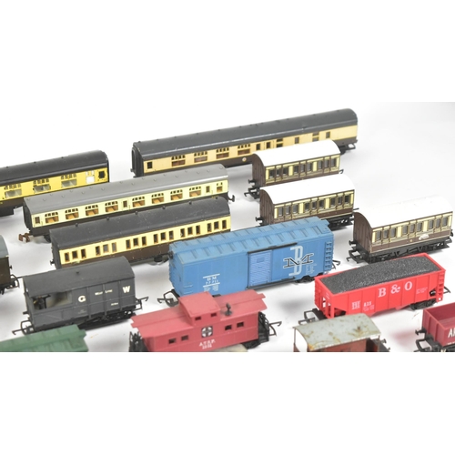 148 - Model Railway - a collection of assorted OO gauge model railway trainset locomotive rolling stock wa... 