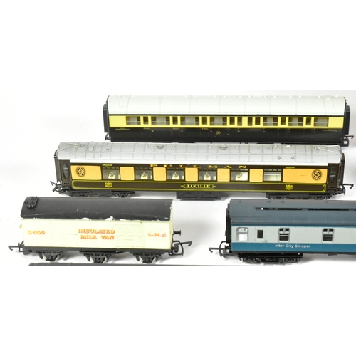 164 - Model Railway - a collection of vintage OO gauge model railway trainset locomotive engines, rolling ... 