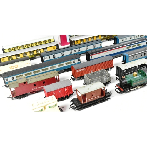 164 - Model Railway - a collection of vintage OO gauge model railway trainset locomotive engines, rolling ... 