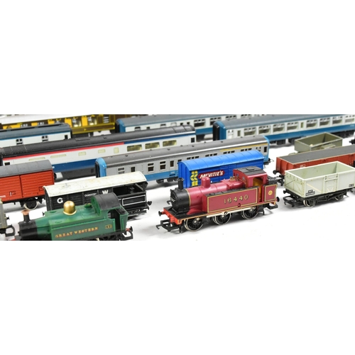 164 - Model Railway - a collection of vintage OO gauge model railway trainset locomotive engines, rolling ... 