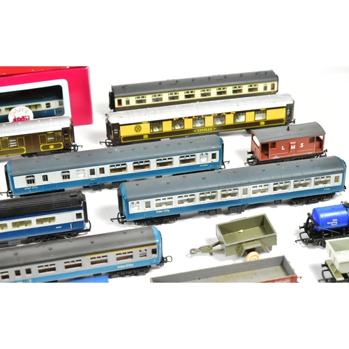 164 - Model Railway - a collection of vintage OO gauge model railway trainset locomotive engines, rolling ... 