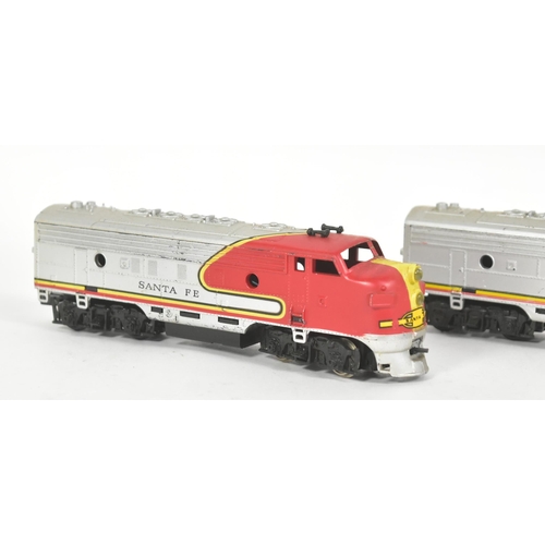 173 - Model Railway - a OO gauge model railway Santa Fe locomotives (x2) plus x2 rolling stock coaches / c... 