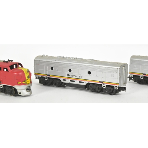 173 - Model Railway - a OO gauge model railway Santa Fe locomotives (x2) plus x2 rolling stock coaches / c... 