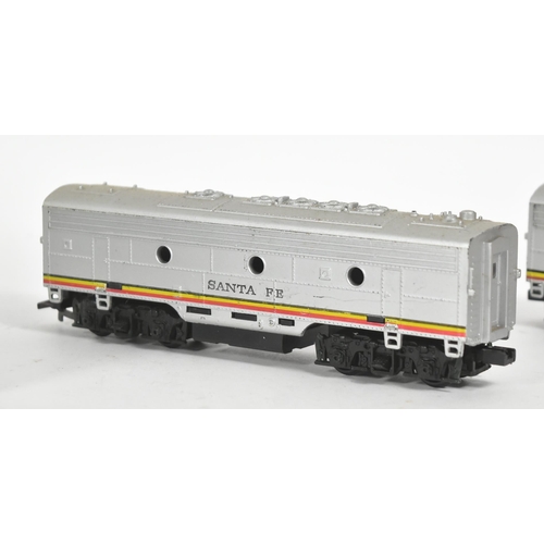 173 - Model Railway - a OO gauge model railway Santa Fe locomotives (x2) plus x2 rolling stock coaches / c... 