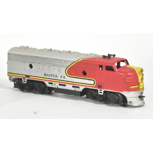 173 - Model Railway - a OO gauge model railway Santa Fe locomotives (x2) plus x2 rolling stock coaches / c... 