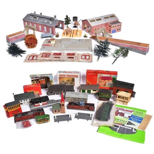 177 - Model Railway - a collection of OO gauge model railway trainset locomotive trackside model buildings... 