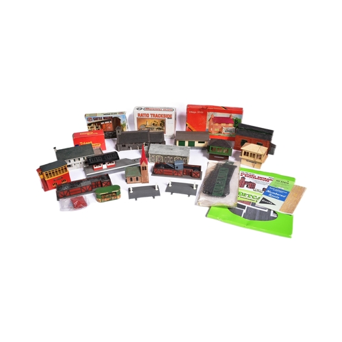 177 - Model Railway - a collection of OO gauge model railway trainset locomotive trackside model buildings... 