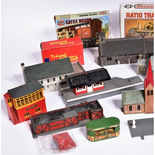 177 - Model Railway - a collection of OO gauge model railway trainset locomotive trackside model buildings... 