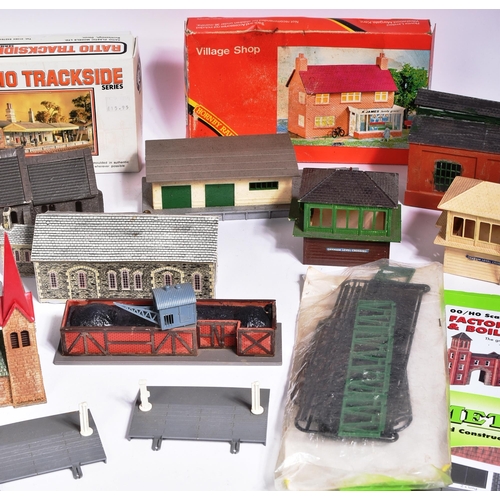 177 - Model Railway - a collection of OO gauge model railway trainset locomotive trackside model buildings... 