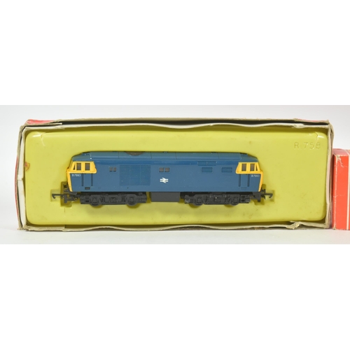 192 - Model Railway - a collection of x5 vintage Triang / Hornby OO gauge model railway to include; Pullma... 