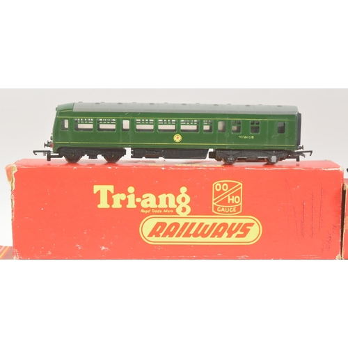 192 - Model Railway - a collection of x5 vintage Triang / Hornby OO gauge model railway to include; Pullma... 