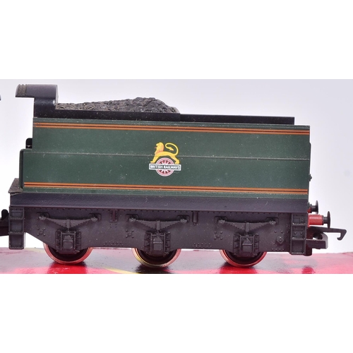 193 - Two vintage Hornby OO gauge model railway trainset locomotive diesel engines, comprising of: No. R07... 