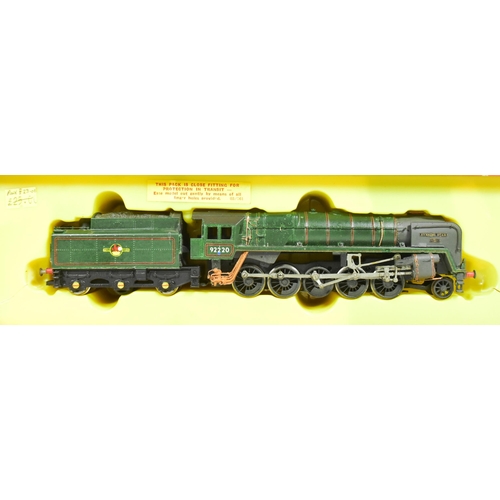 218 - Two vintage Hornby Triang OO gauge model railway trainset locomotive engines, comprising of; no. R86... 