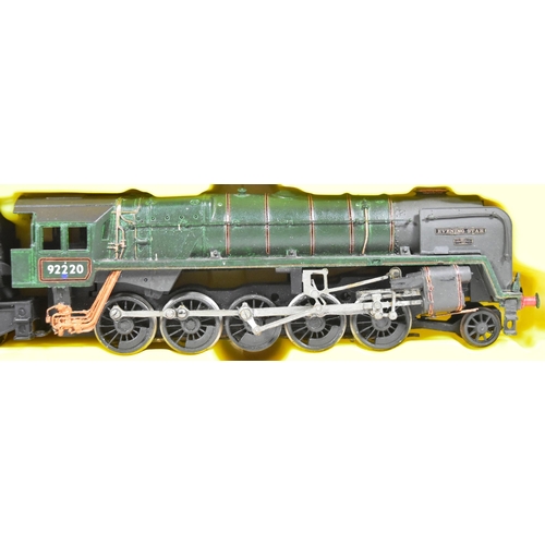 218 - Two vintage Hornby Triang OO gauge model railway trainset locomotive engines, comprising of; no. R86... 