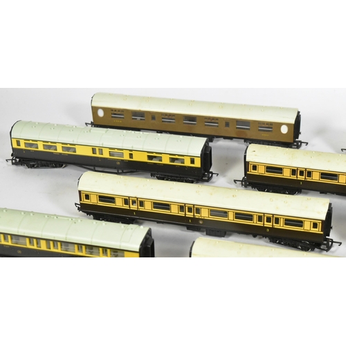 219 - Model Railway - a collection of x2 assorted OO gauge model railway trainset locomotive rolling stock... 