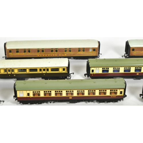 219 - Model Railway - a collection of x2 assorted OO gauge model railway trainset locomotive rolling stock... 