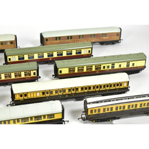 219 - Model Railway - a collection of x2 assorted OO gauge model railway trainset locomotive rolling stock... 