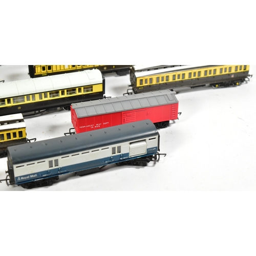 219 - Model Railway - a collection of x2 assorted OO gauge model railway trainset locomotive rolling stock... 