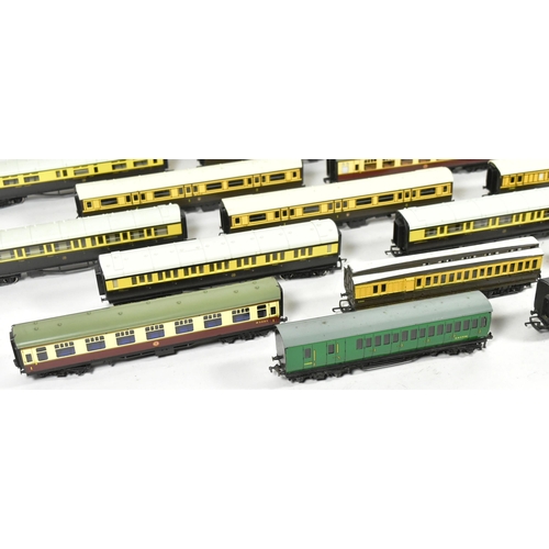 219 - Model Railway - a collection of x2 assorted OO gauge model railway trainset locomotive rolling stock... 