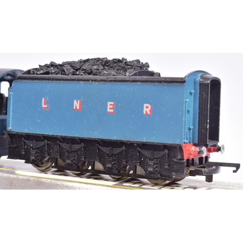 226 - Model Railway - a vintage Wrenn Railways OO gauge model railway trainset locomotive engine, No. W221... 