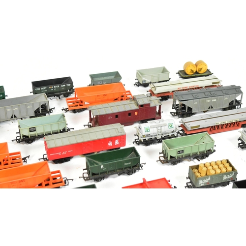 233 - Model Railway - a collection of assorted OO gauge model railway trainset locomotive rolling stock wa... 