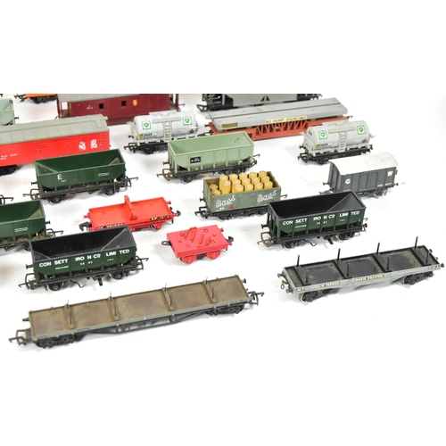 233 - Model Railway - a collection of assorted OO gauge model railway trainset locomotive rolling stock wa... 