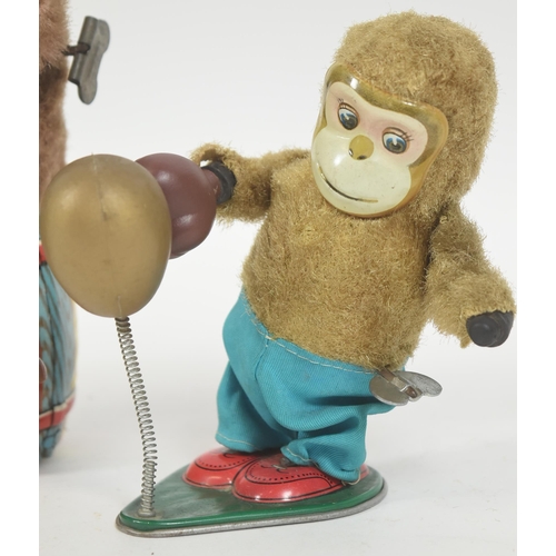 31 - Tinplate Toys - a collection of x3 vintage tinplate clockwork / mechanical toy monkeys. One boxing (... 