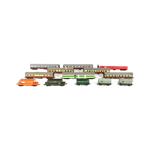 372 - Model Railway - collection of x13 Triang OO gauge model railway trainset rolling stock and coaches. ... 