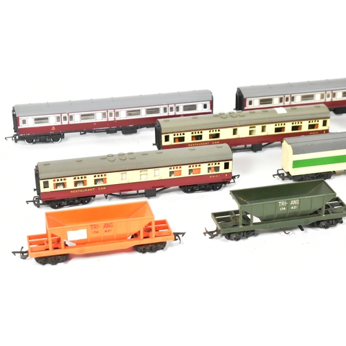 372 - Model Railway - collection of x13 Triang OO gauge model railway trainset rolling stock and coaches. ... 