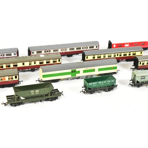 372 - Model Railway - collection of x13 Triang OO gauge model railway trainset rolling stock and coaches. ... 