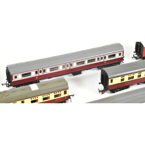 372 - Model Railway - collection of x13 Triang OO gauge model railway trainset rolling stock and coaches. ... 