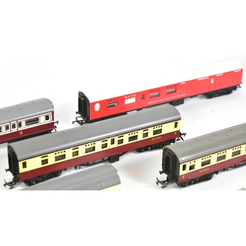 372 - Model Railway - collection of x13 Triang OO gauge model railway trainset rolling stock and coaches. ... 