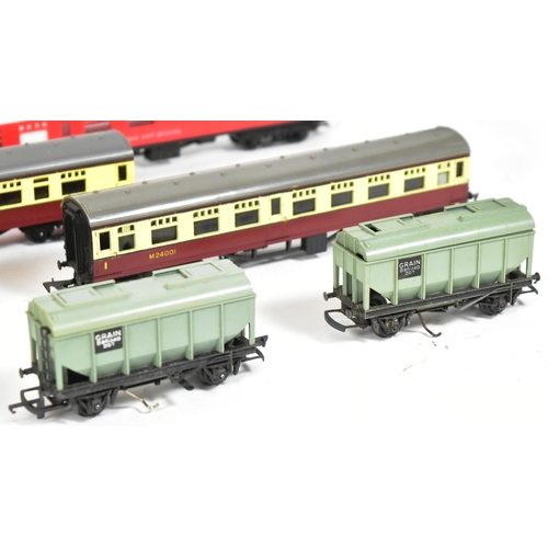 372 - Model Railway - collection of x13 Triang OO gauge model railway trainset rolling stock and coaches. ... 