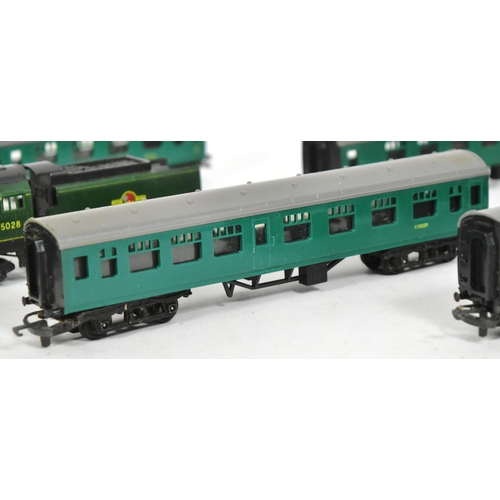 373 - Model Railway - collection of vintage Triang TT gauge locomotive and coaches, comprising of; T93 Mer... 