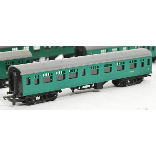 373 - Model Railway - collection of vintage Triang TT gauge locomotive and coaches, comprising of; T93 Mer... 