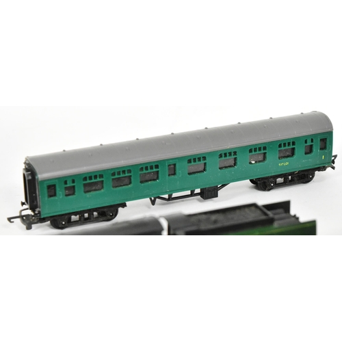 373 - Model Railway - collection of vintage Triang TT gauge locomotive and coaches, comprising of; T93 Mer... 