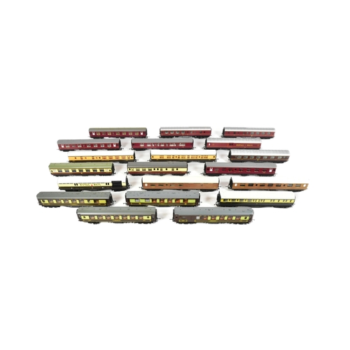 39 - Model Railway - a collection of x20 assorted OO gauge model railway trainset locomotive rolling stoc... 