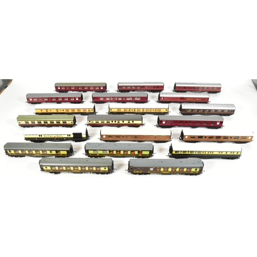 39 - Model Railway - a collection of x20 assorted OO gauge model railway trainset locomotive rolling stoc... 