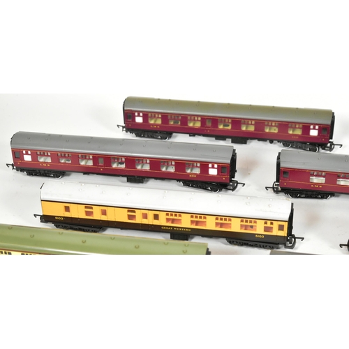 39 - Model Railway - a collection of x20 assorted OO gauge model railway trainset locomotive rolling stoc... 