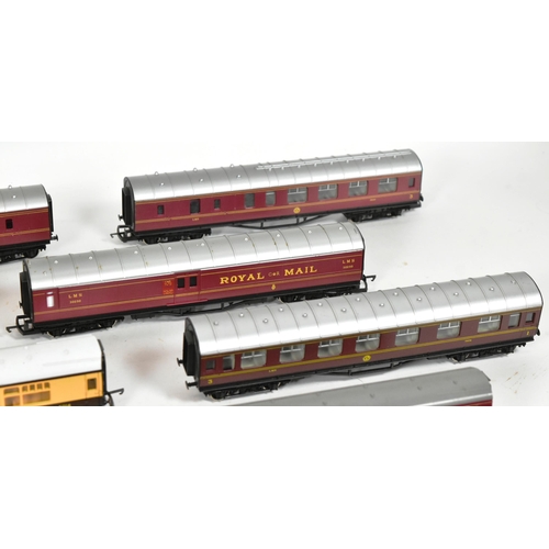 39 - Model Railway - a collection of x20 assorted OO gauge model railway trainset locomotive rolling stoc... 