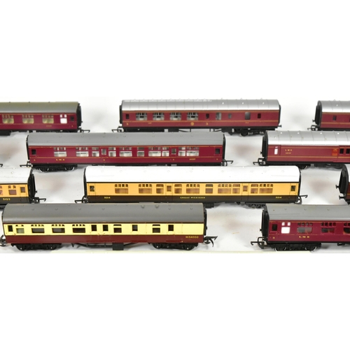 39 - Model Railway - a collection of x20 assorted OO gauge model railway trainset locomotive rolling stoc... 