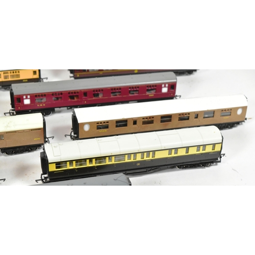 39 - Model Railway - a collection of x20 assorted OO gauge model railway trainset locomotive rolling stoc... 