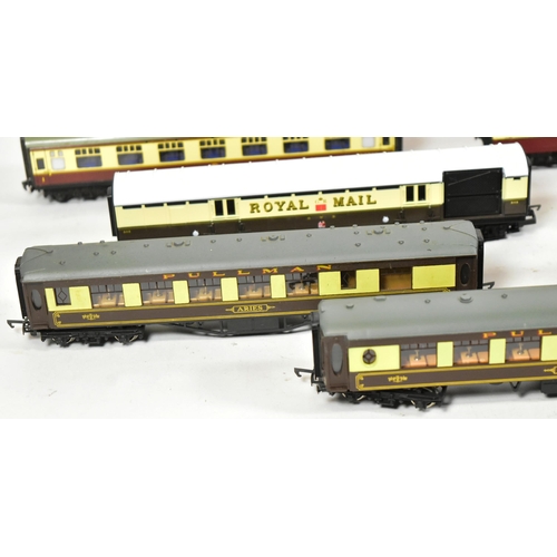 39 - Model Railway - a collection of x20 assorted OO gauge model railway trainset locomotive rolling stoc... 