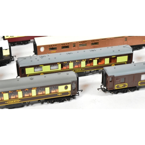 39 - Model Railway - a collection of x20 assorted OO gauge model railway trainset locomotive rolling stoc... 