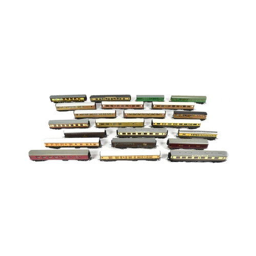 396 - Model Railway - a collection of x20 assorted OO gauge model railway trainset locomotive rolling stoc... 